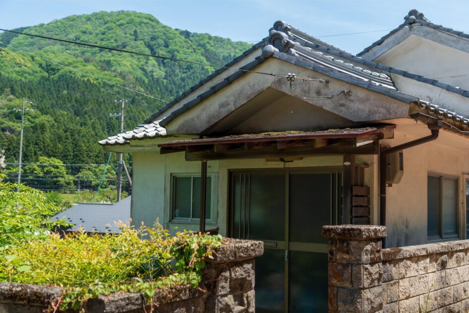 田舎の家を処分するには?所有し続けるリスクと売れない場合の対処法 | 一誠商事株式会社
